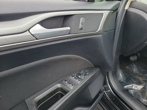 Used 2020 Ford Fusion SE image 18