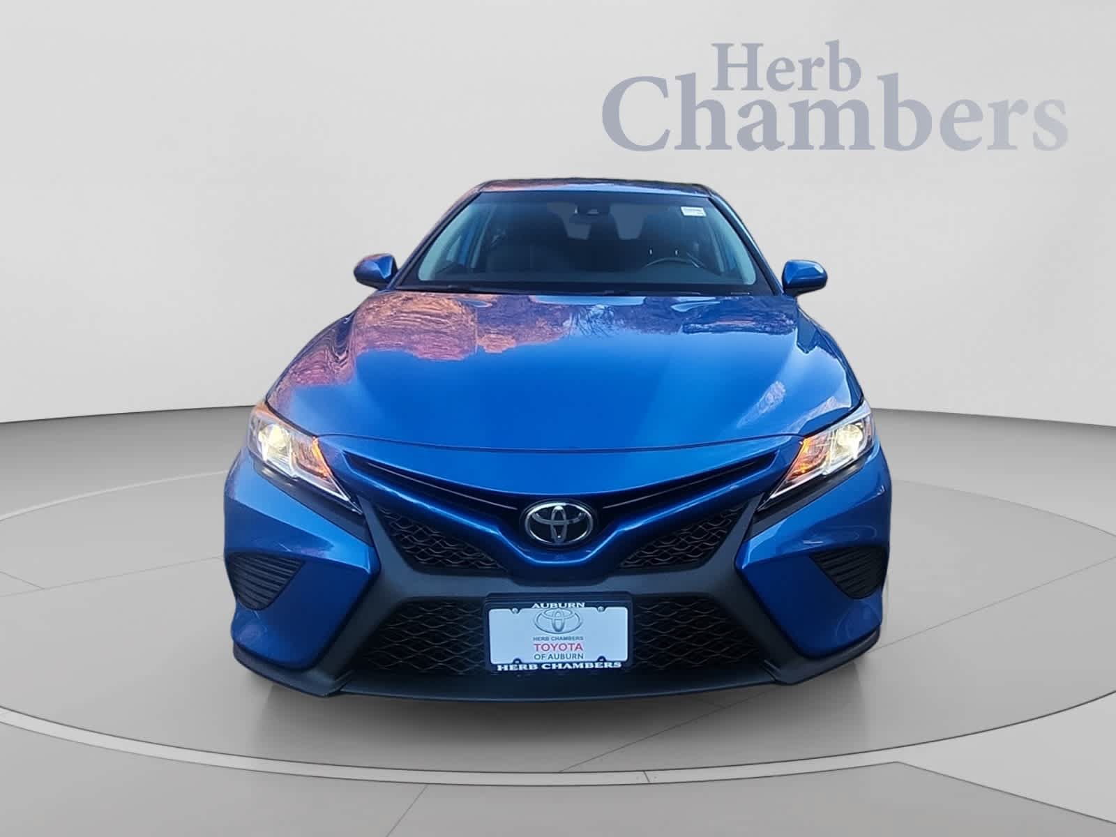 Used 2019 Toyota Camry SE FWD image 2