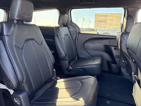 New 2026 Chrysler Pacifica Select image 32
