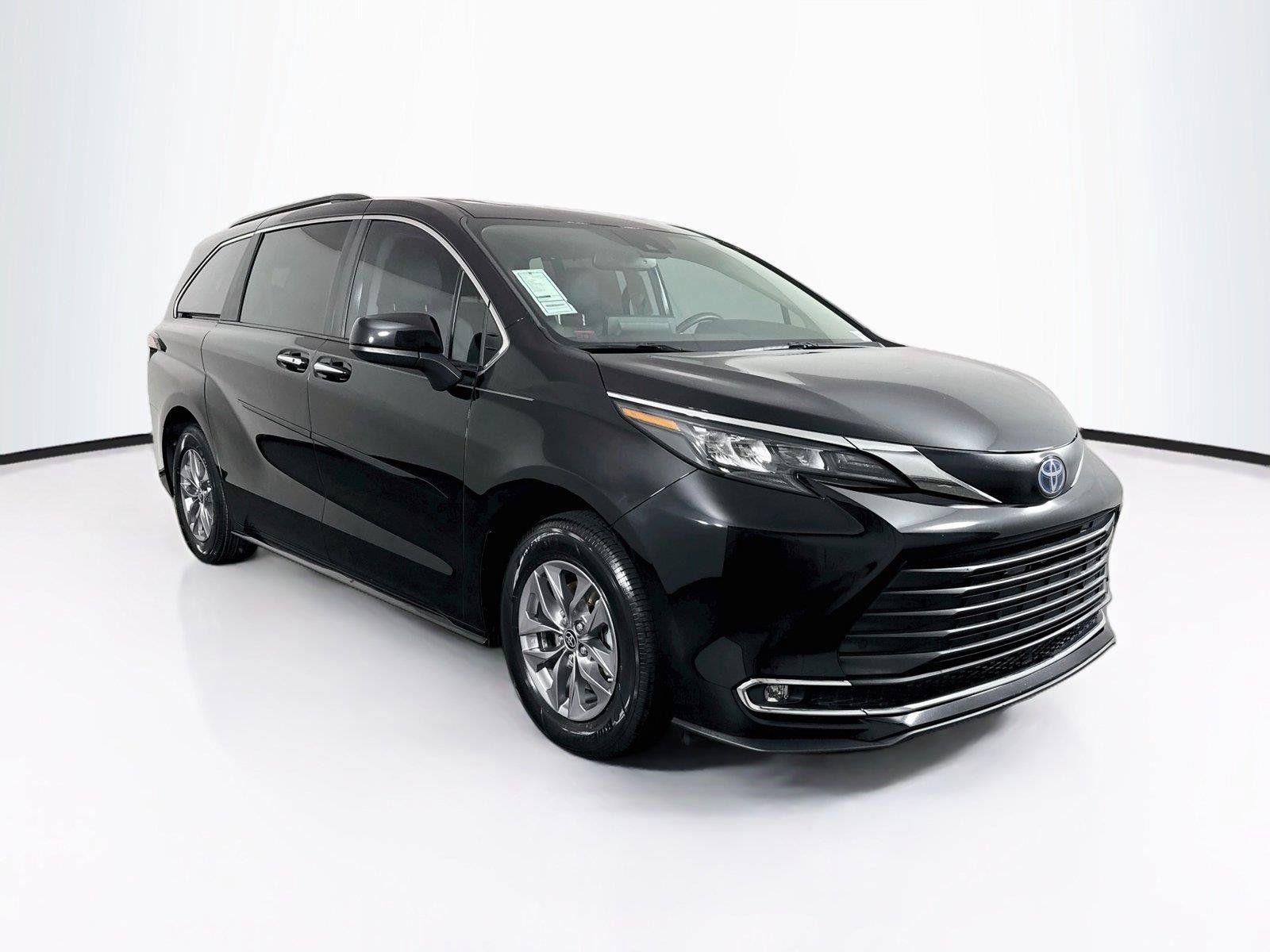 Certified 2024 Toyota Sienna XLE FWD image 9