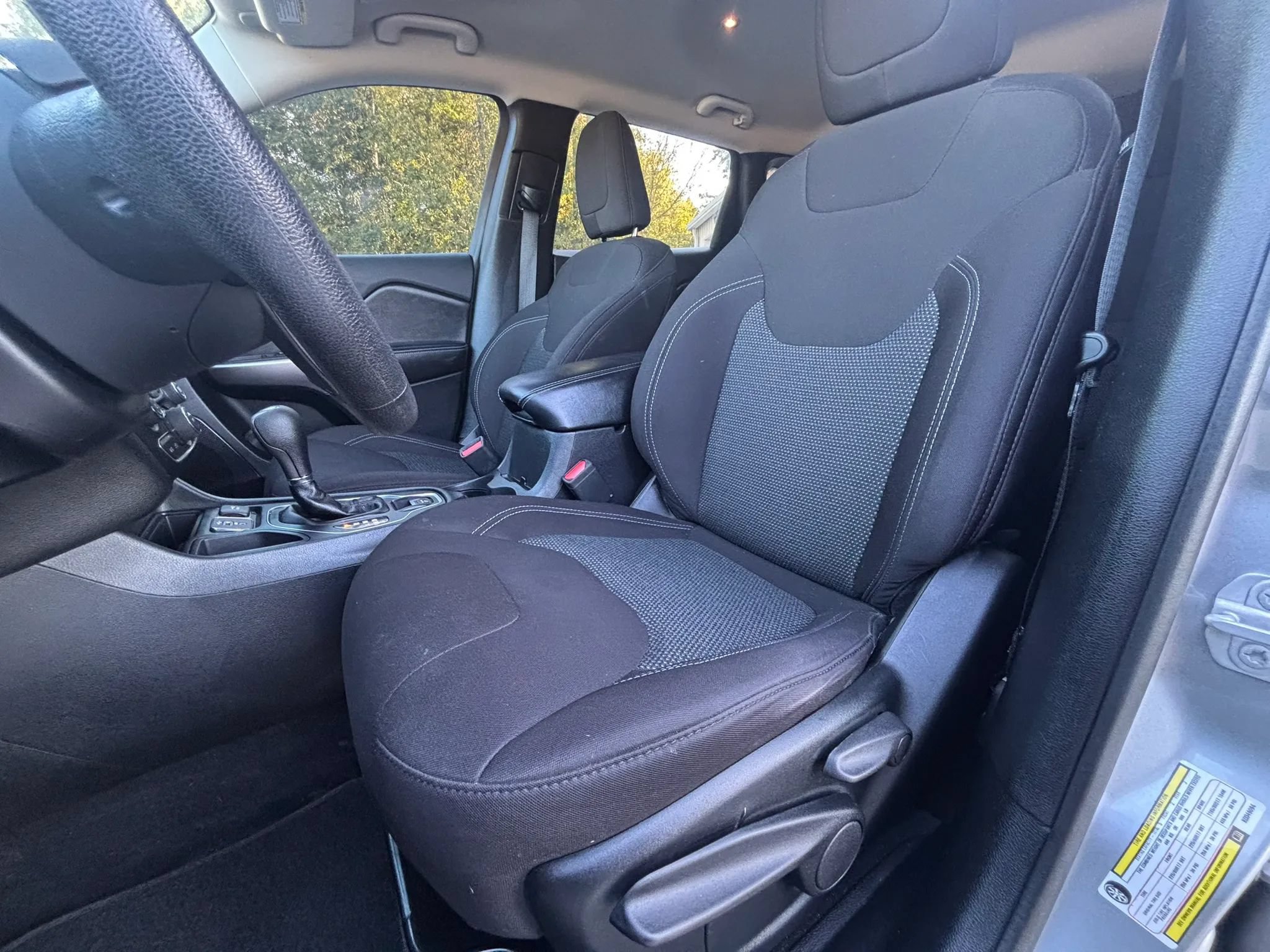 Used 2019 Jeep Cherokee Latitude w/ Popular Appearance Group FWD image 24