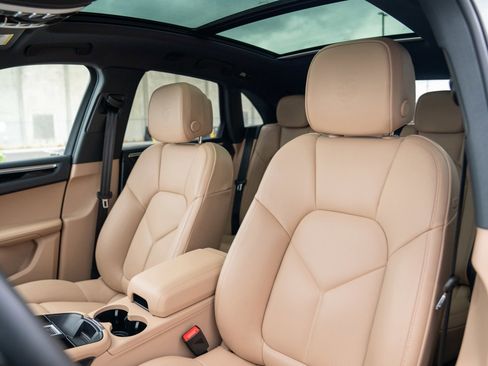 Certified 2025 Porsche Macan image 5