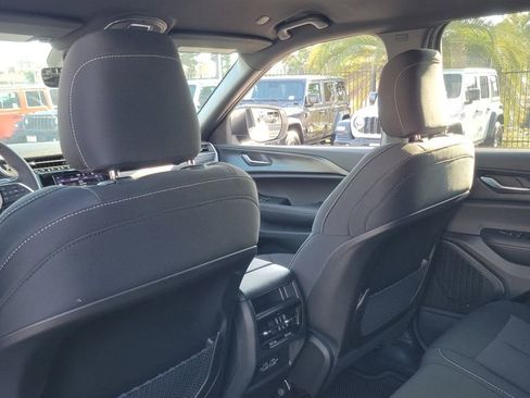 New 2025 Jeep Grand Cherokee Laredo image 13