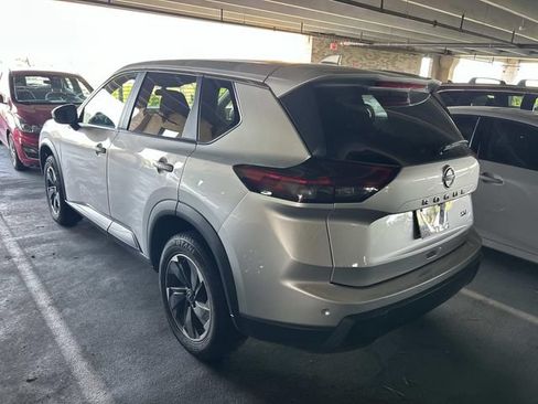 Used 2024 Nissan Rogue SV FWD image 2