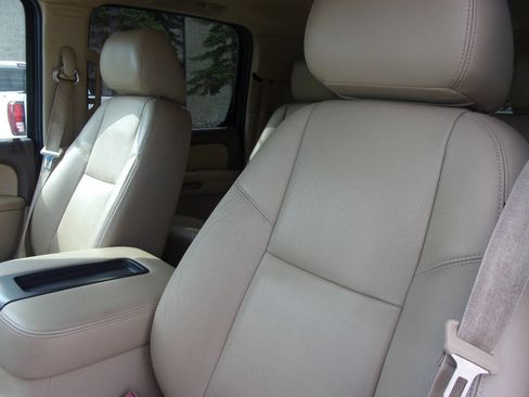 Used 2013 Chevrolet Suburban LTZ AWD/4WD image 13