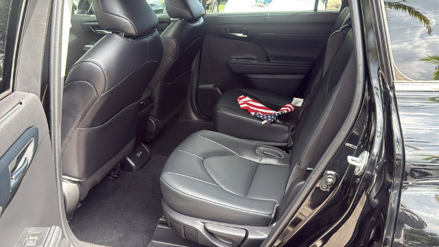 Used 2022 Toyota Highlander XLE FWD image 17