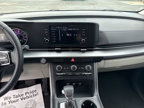 Used 2024 Kia Carnival LX image 17