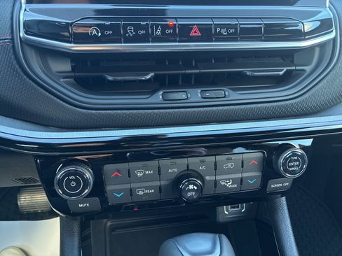 New 2026 Jeep Compass Trailhawk w/ Sun, Sound & Navigation Group AWD/4WD image 25