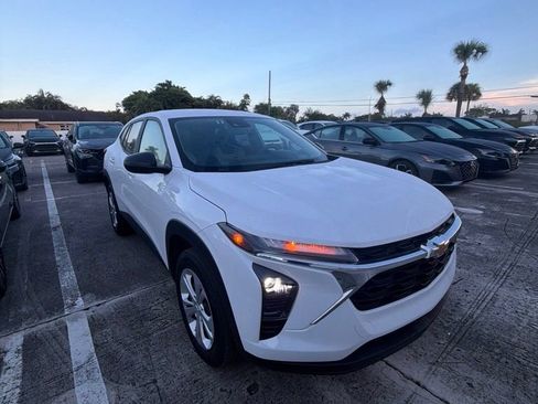 Used 2025 Chevrolet Trax LS FWD image 3