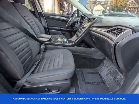 Used 2017 Ford Fusion SE w/ Fusion SE Technology Package image 18