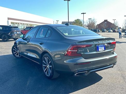 Used 2022 Volvo S60 B5 Momentum w/ Premium Package image 6