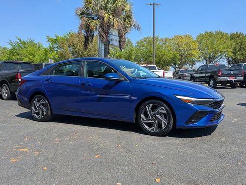 Used 2025 Hyundai Elantra SEL w/ Cargo Package image 2