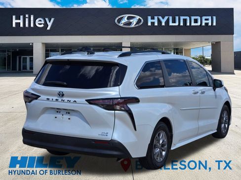 Used 2023 Toyota Sienna XLE FWD image 4