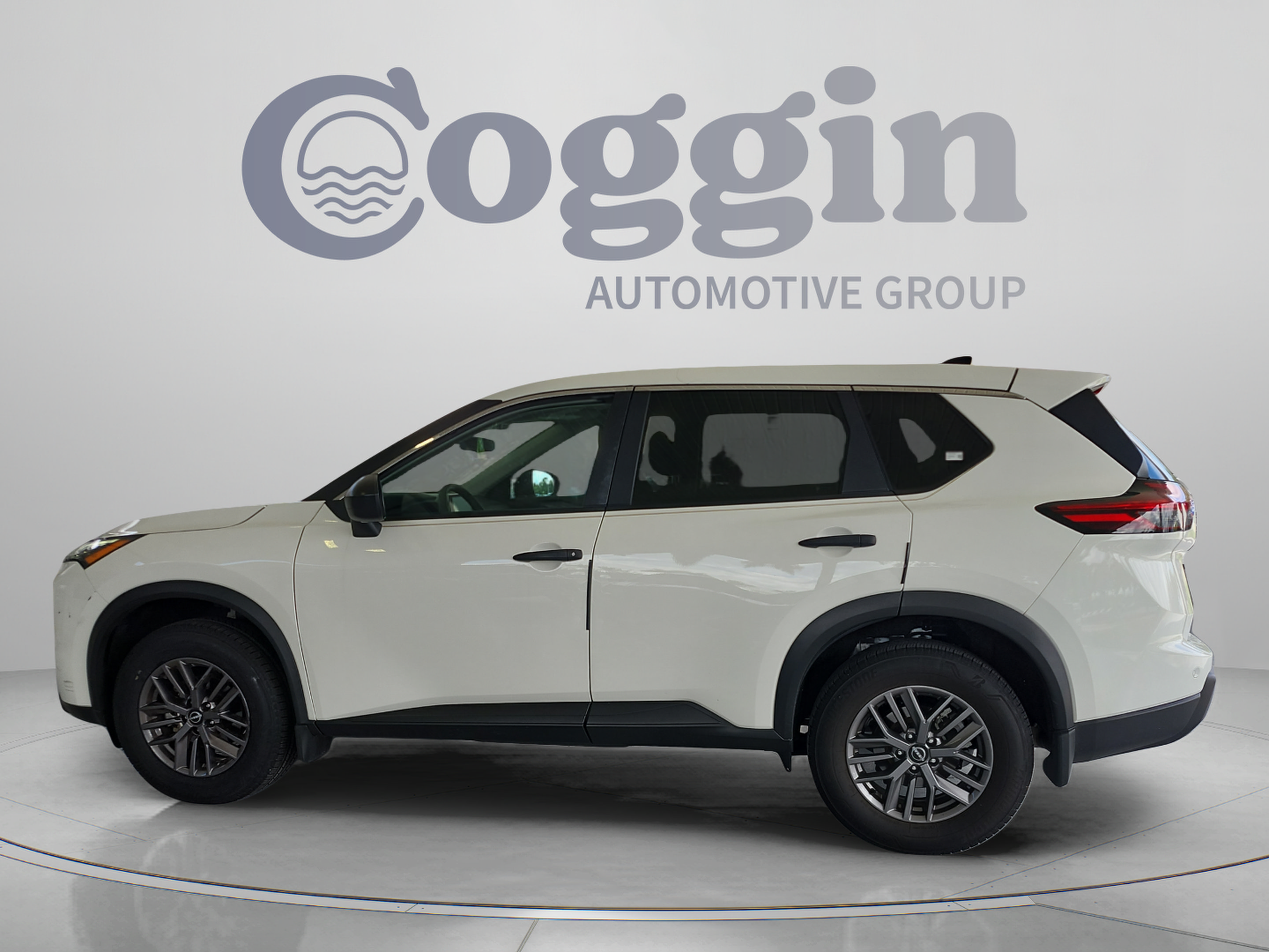 Used 2024 Nissan Rogue S FWD image 2