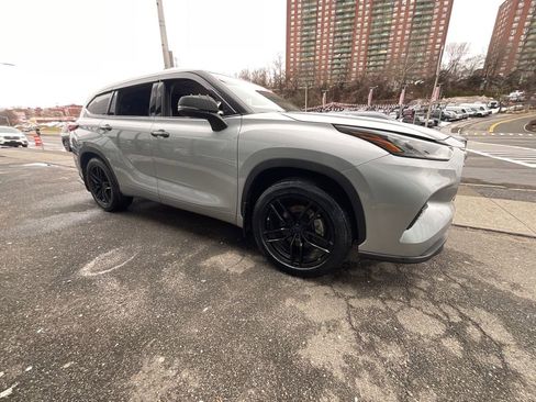 Used 2020 Toyota Highlander LE image 2