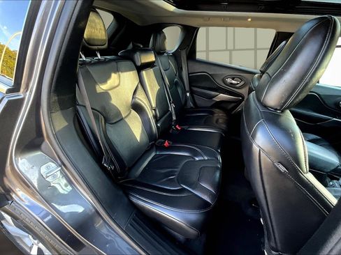 Used 2021 Jeep Cherokee Limited image 28