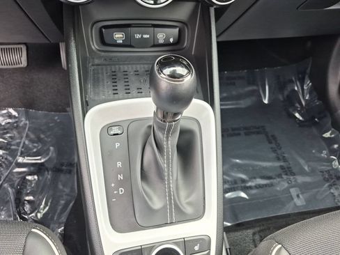 Used 2024 Hyundai Venue Limited FWD image 12