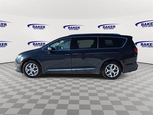 Used 2020 Chrysler Pacifica Limited image 3