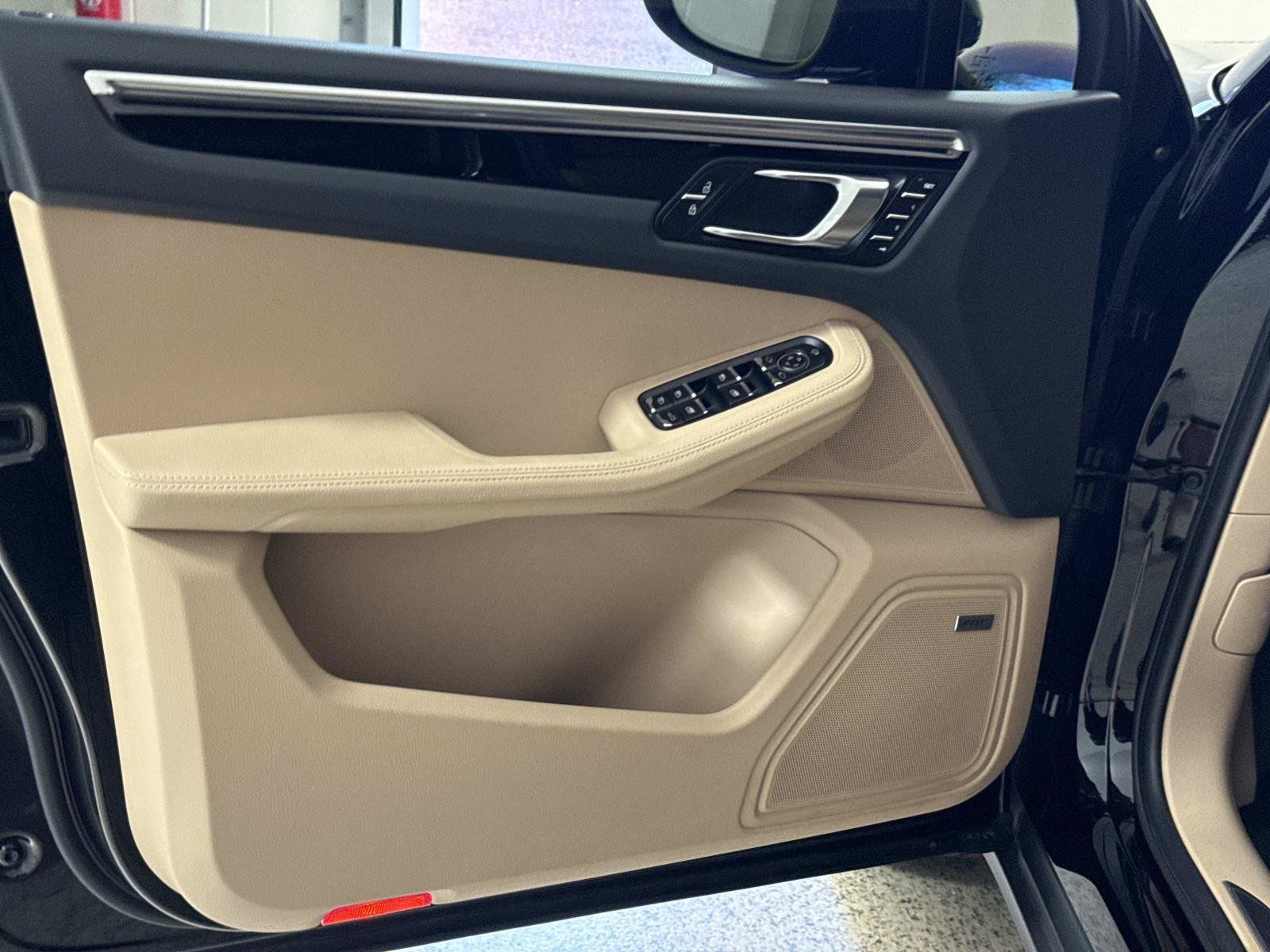 Used 2024 Porsche Macan AWD/4WD image 16