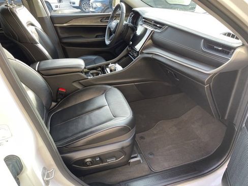 Certified 2023 Jeep Grand Cherokee Limited w/ Trailer Tow Prep Group (B) image 12