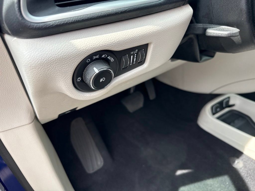 Used 2019 Chrysler Pacifica Touring-L FWD image 19