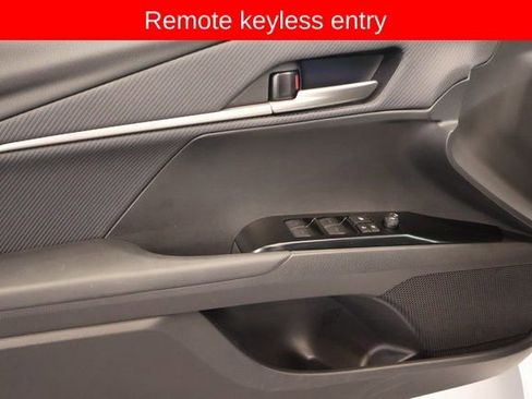 Used 2025 Toyota Camry SE image 12