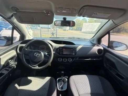 Used 2015 Toyota Yaris L image 11