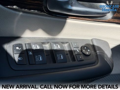 Used 2024 Chrysler Pacifica Limited image 11