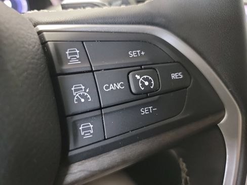 Used 2023 Jeep Grand Cherokee L Limited AWD/4WD image 33