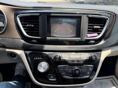 Used 2020 Chrysler Voyager Lxi FWD image 17