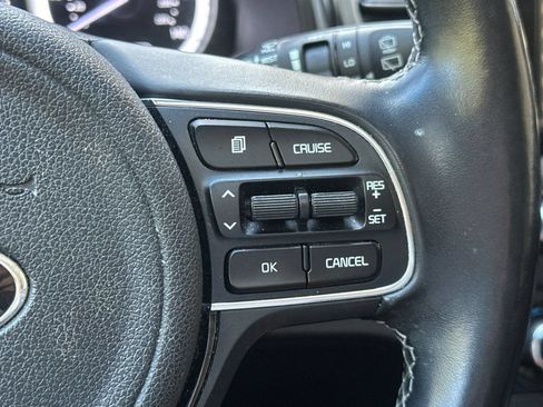 Used 2017 Kia Niro Touring FWD image 38