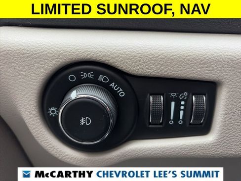 Used 2023 Chrysler Pacifica Limited FWD image 11