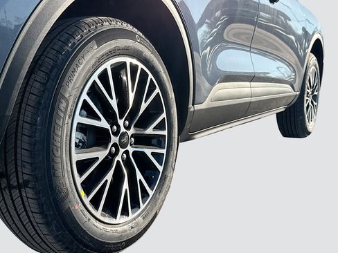 New 2026 Ford Escape SE w/ Class II Trailer Tow Package image 13