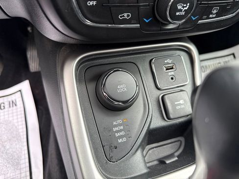Used 2018 Jeep Compass Latitude w/ Popular Equipment Group AWD/4WD image 33