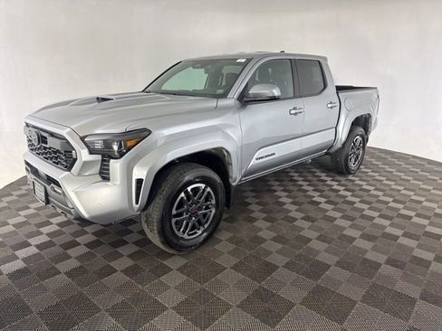 Used 2025 Toyota Tacoma TRD Sport w/ TRD Sport Upgrade Package AWD/4WD image 3