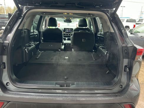 Used 2022 Toyota Highlander XLE image 28