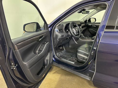 Used 2023 Toyota Highlander Limited image 2