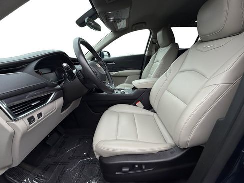 Used 2019 Cadillac XT4 Luxury w/ Cold Weather Package FWD image 9