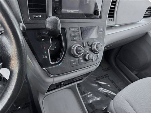 Used 2015 Toyota Sienna LE FWD image 15