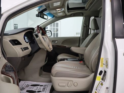 Used 2013 Toyota Sienna Limited w/ Premium Pkg FWD image 13