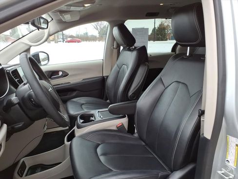 Used 2024 Chrysler Pacifica Touring-L FWD image 13