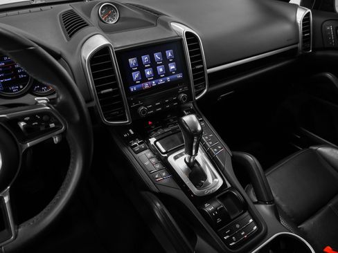 Certified 2018 Porsche Cayenne Platinum Edition image 34