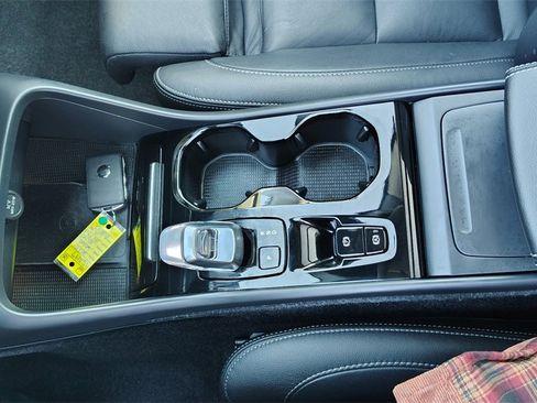 Certified 2025 Volvo XC40 B5 Plus image 21