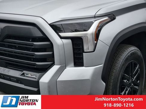Used 2022 Toyota Tundra SR5 w/ SR5 Convenience Package AWD/4WD image 11