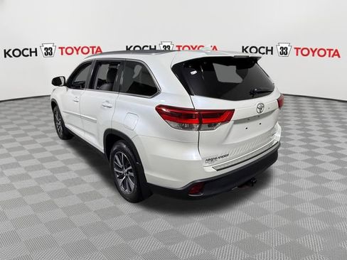 Used 2019 Toyota Highlander XLE AWD/4WD image 6