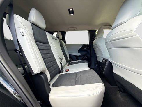 New 2025 Mitsubishi Outlander SE image 29