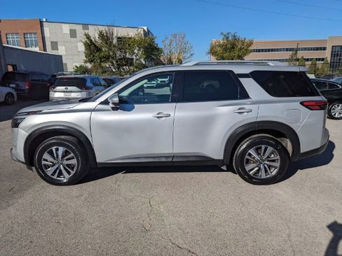 Used 2023 Nissan Pathfinder SL AWD/4WD image 10