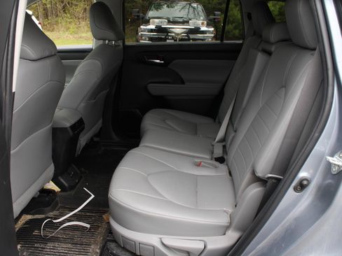Used 2022 Toyota Highlander XLE AWD/4WD image 17