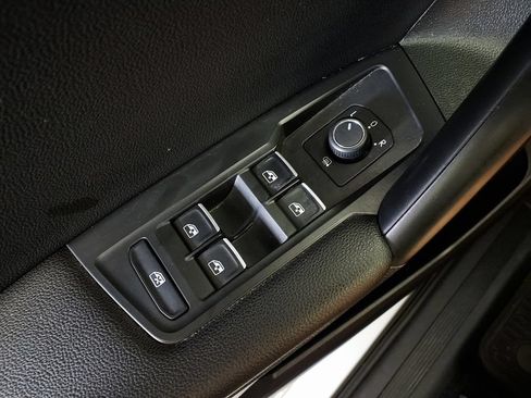 Used 2021 Volkswagen Tiguan SEL FWD image 25