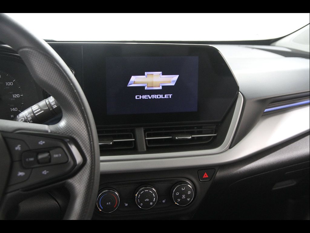 Used 2024 Chevrolet Trax LS w/ LS Convenience Package FWD image 9